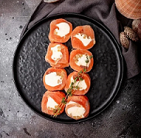 Фото Закусочки из с/с форели с сыром и кедровыми орешками
